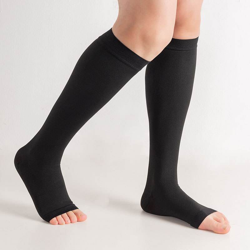 Wearing Compression Stockings to Bed: A Sleep Solution插图3